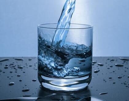 Un bichiere di acqua meglio di un antiacidoLo dice uno studio