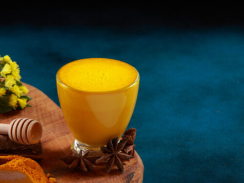 Golden Milk: ricetta e benefici della bevanda della tradizione ayurvedica